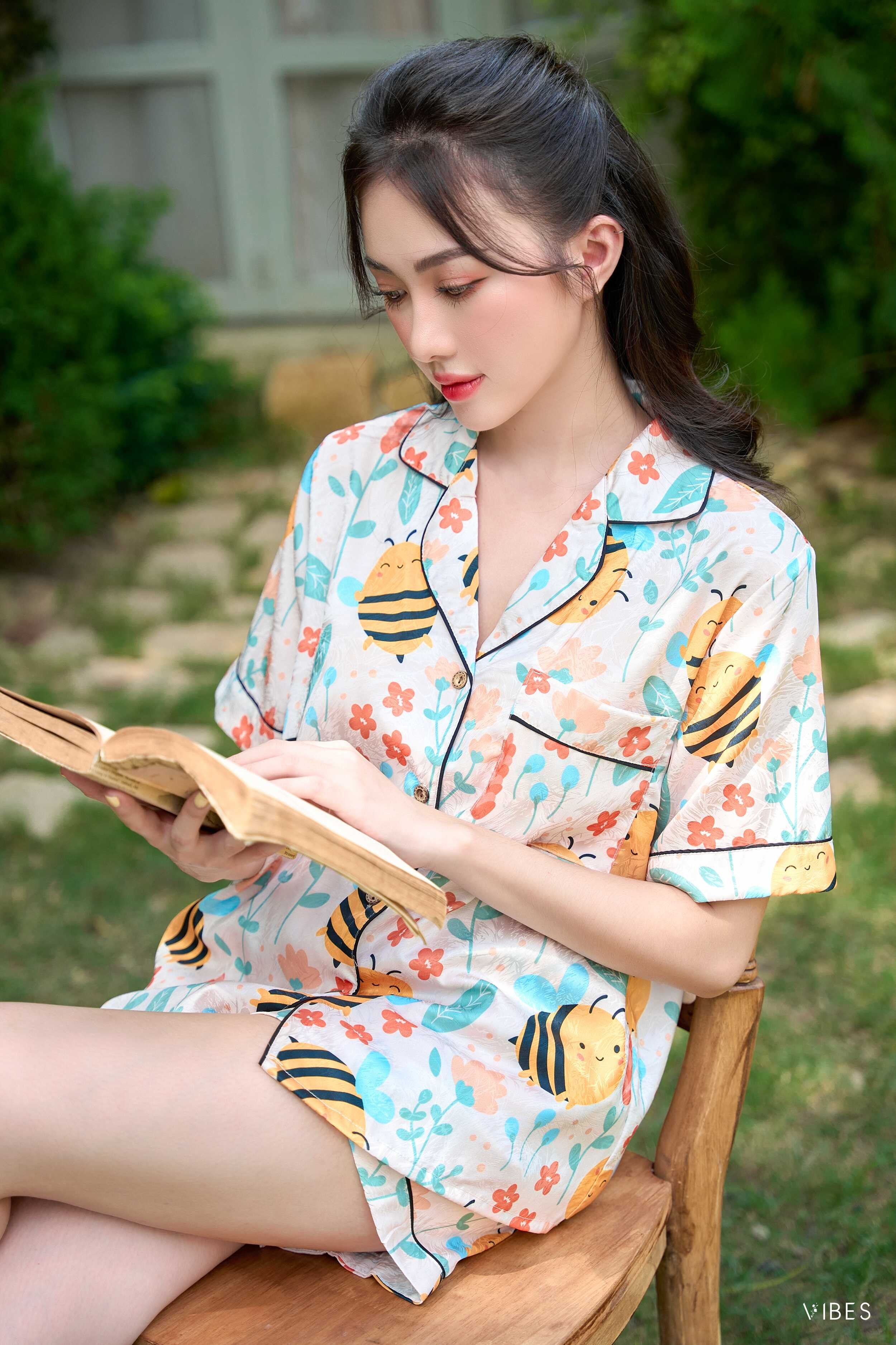 VIBES Bộ pijama ngắn lụa gấm cao cấp Bee Py Set
