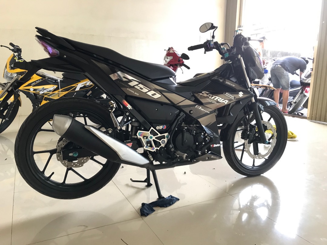 Tem rời Satria Fi xám dán xe đen Crom