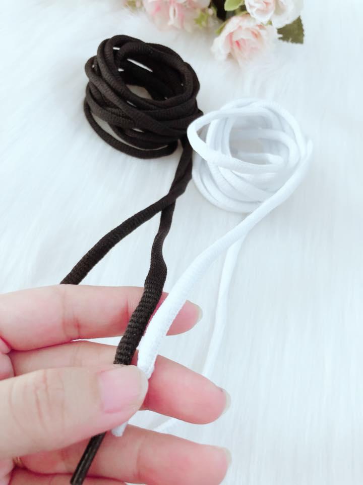 Set 2 cặp dây buộc giày sợi tròn, màu trắng và đen.