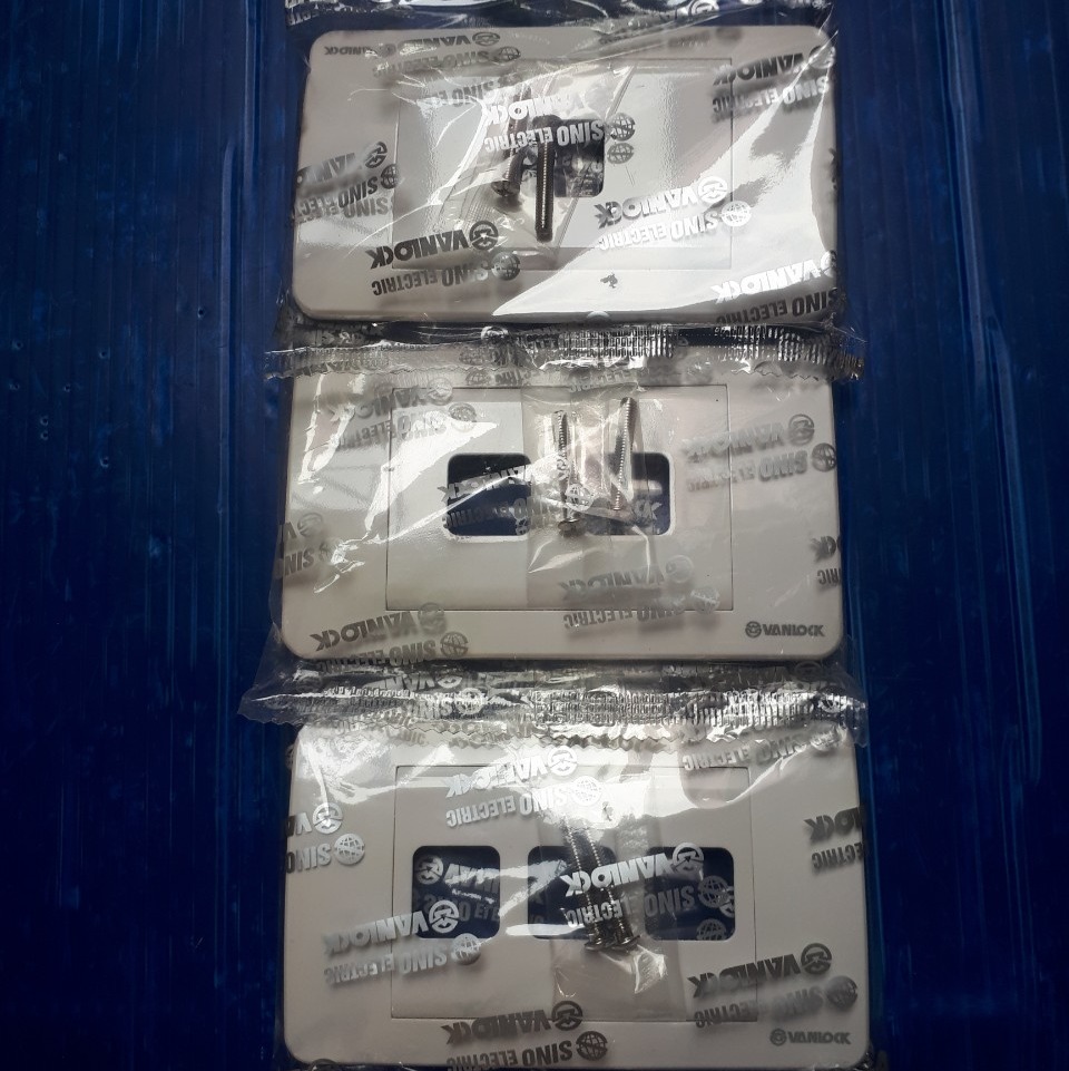 Mặt 2 Ổ + 1 Hoặc 2 Lỗ S18A Sino - Vanlock
