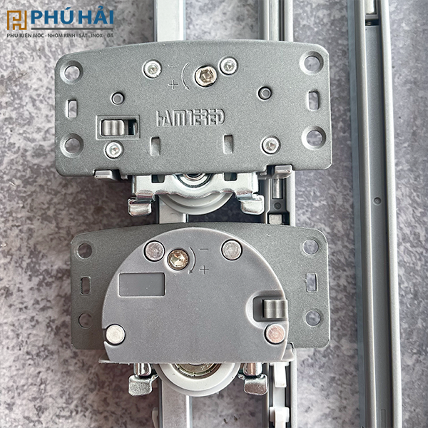 Bộ bánh xe lùa tủ áo giảm chấn Hammer 641