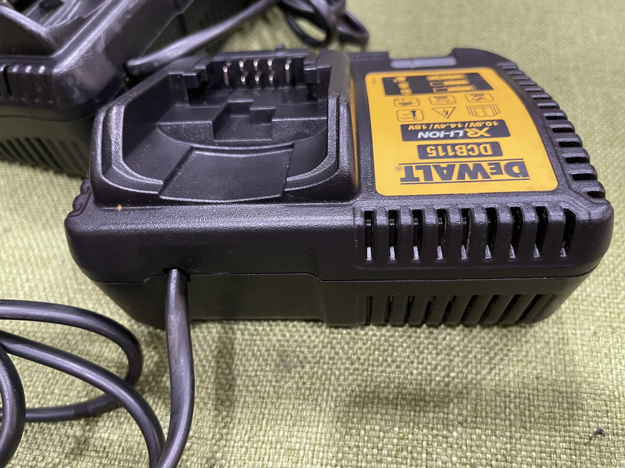 Đế sạc pin Dewalt DCB115 10.8V-18V