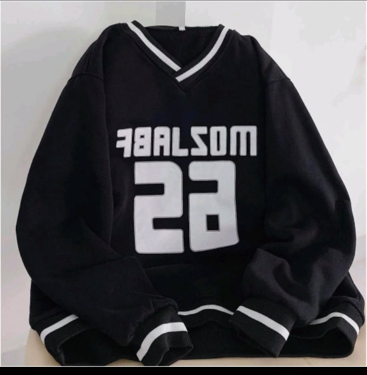 Áo nỉ sweater viền cổ tim in số 26 ngược