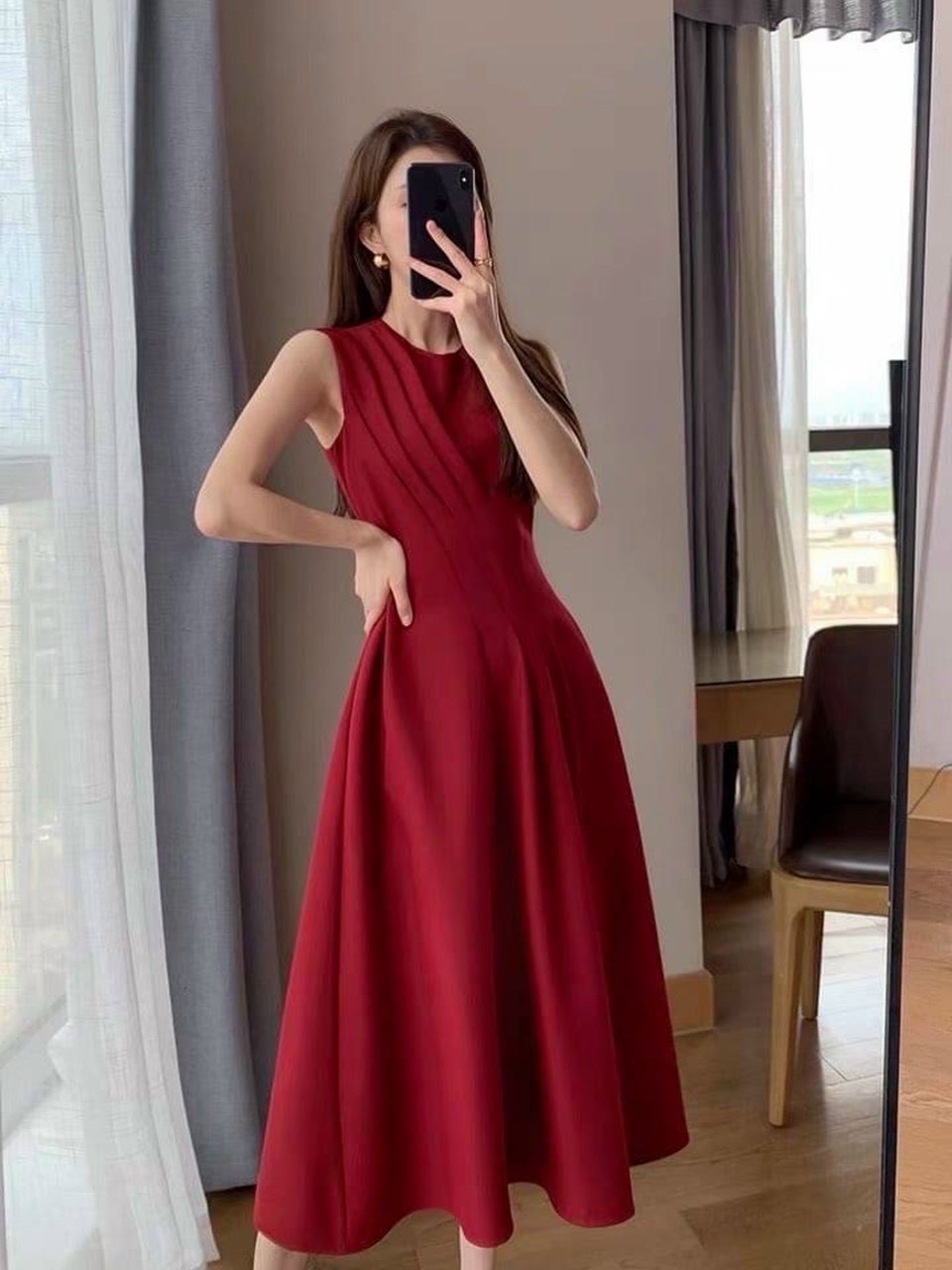 Đầm đỏ cổ tròn xếp li xéo