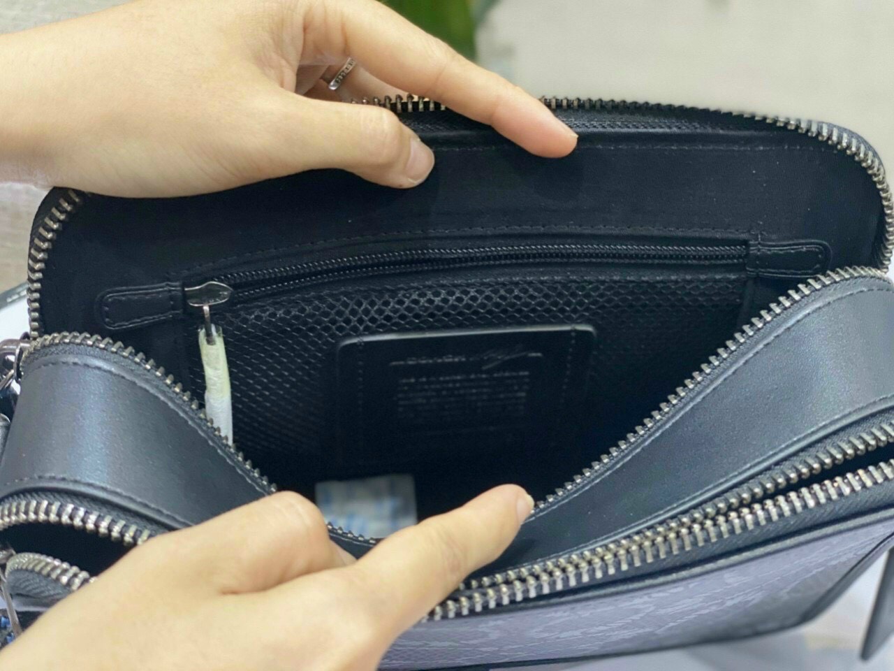 Túi đeo chéo Co.ach Charter Crossbody C0121