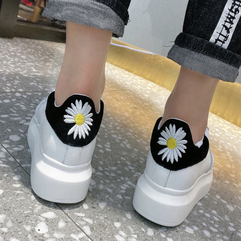 Giày thể thao MC QUEEN hoa cúc thêu ở gót mẫu mới 2020 cực đẹp.