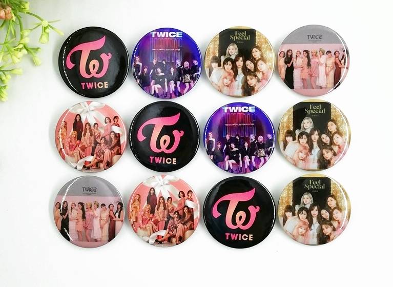Set 2 huy hiệu Twice mẫu khác nhau