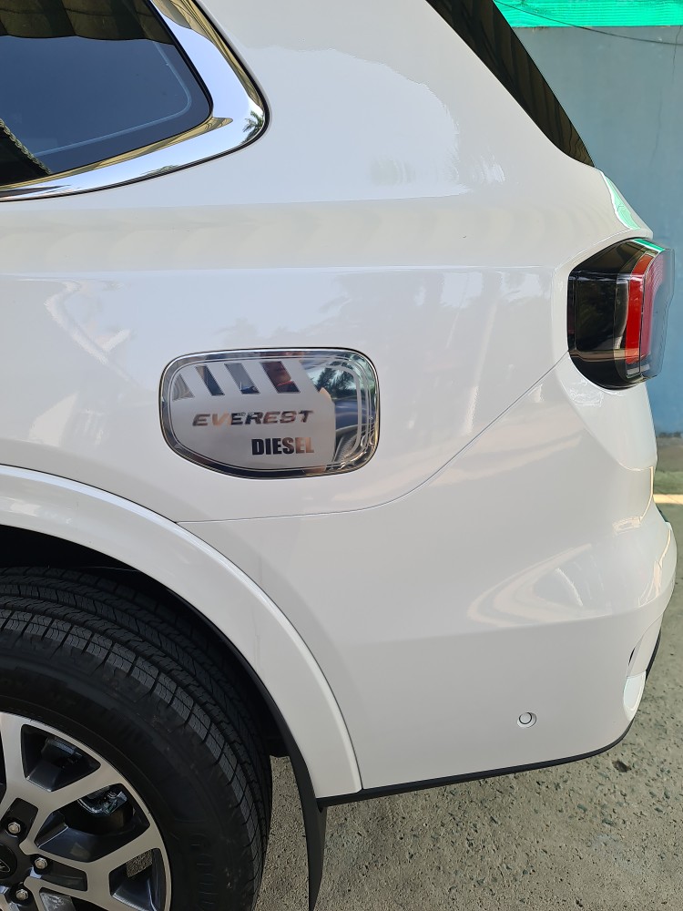 Ốp INOX nắp bình xăng FORD Everest