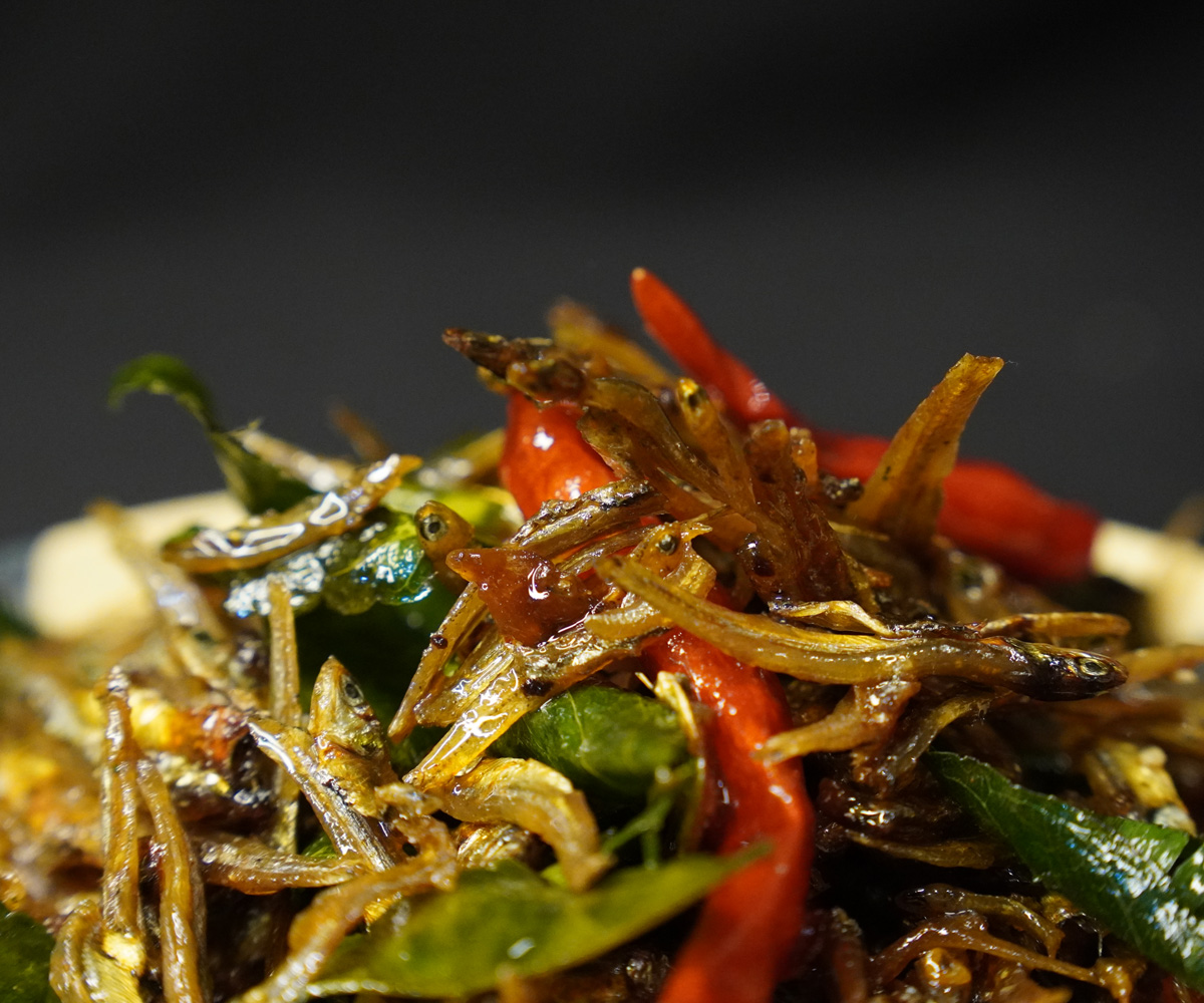 Cá cơm rim lá chanh đậu phọng bùi mặn ngọt - 150gram