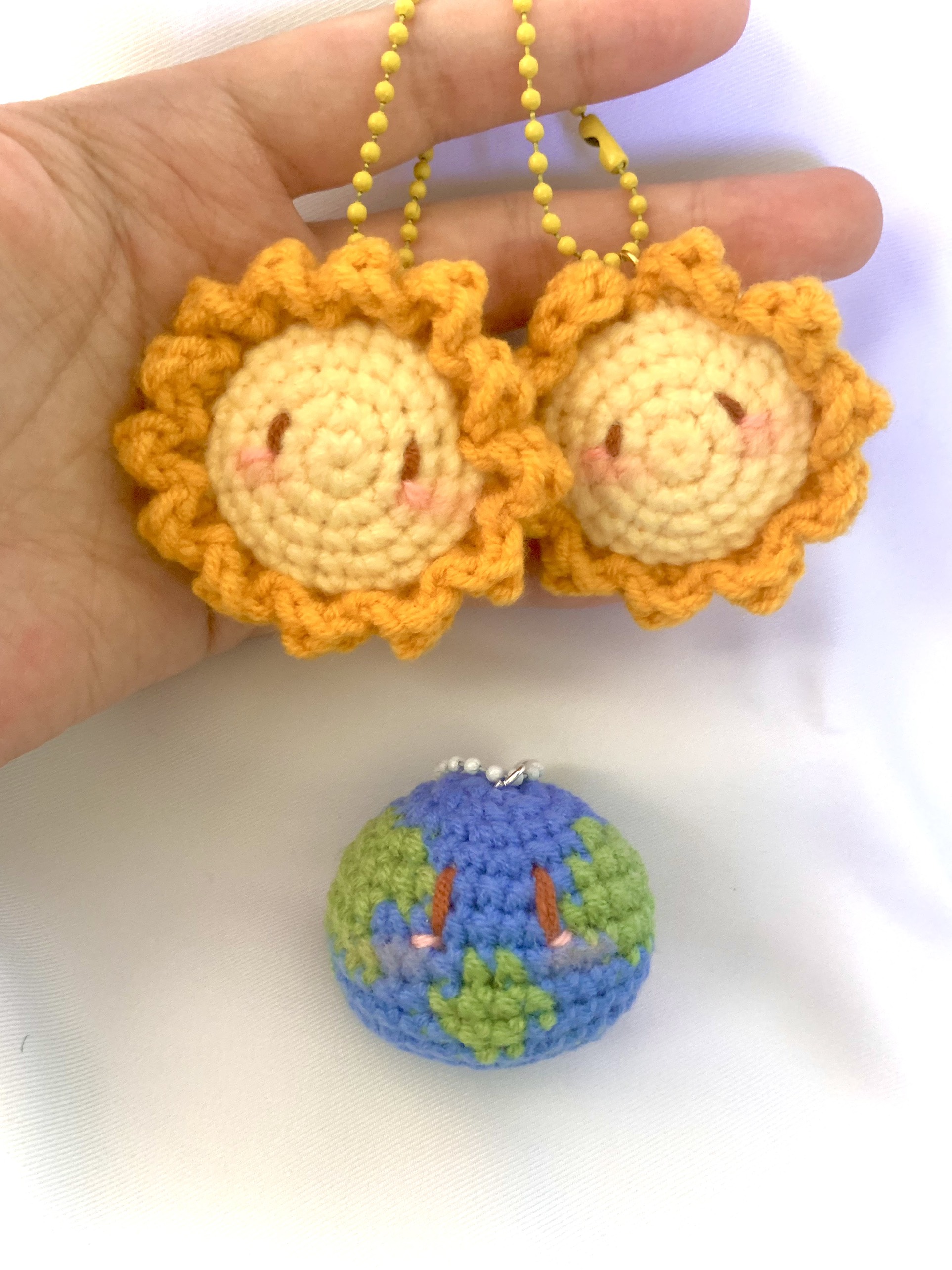 Móc khóa cặp đôi Trái Đất và Mặt trời bằng len handmade Cute