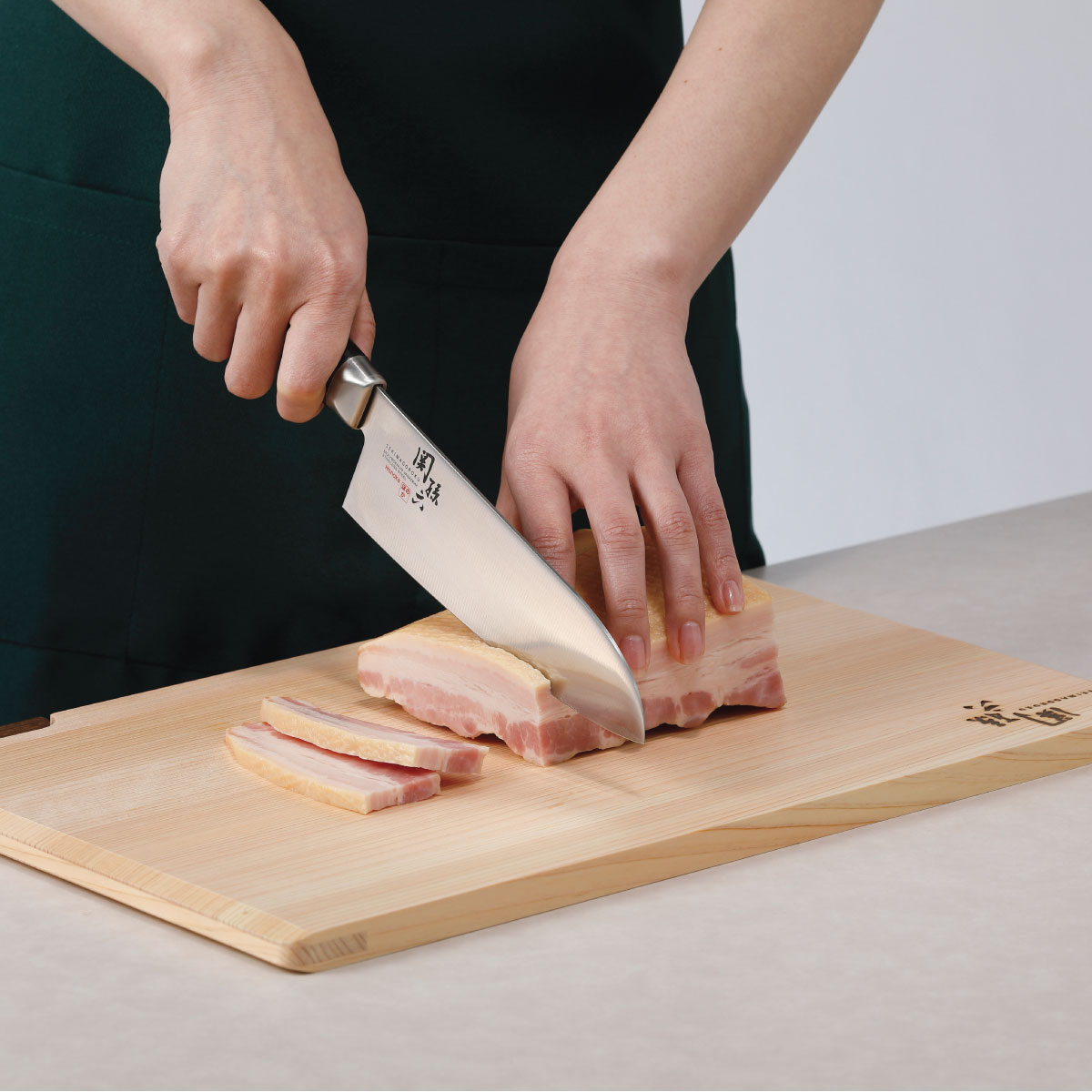 Dao bếp cao cấp Nhật Bản KAI 18cm (Đen)