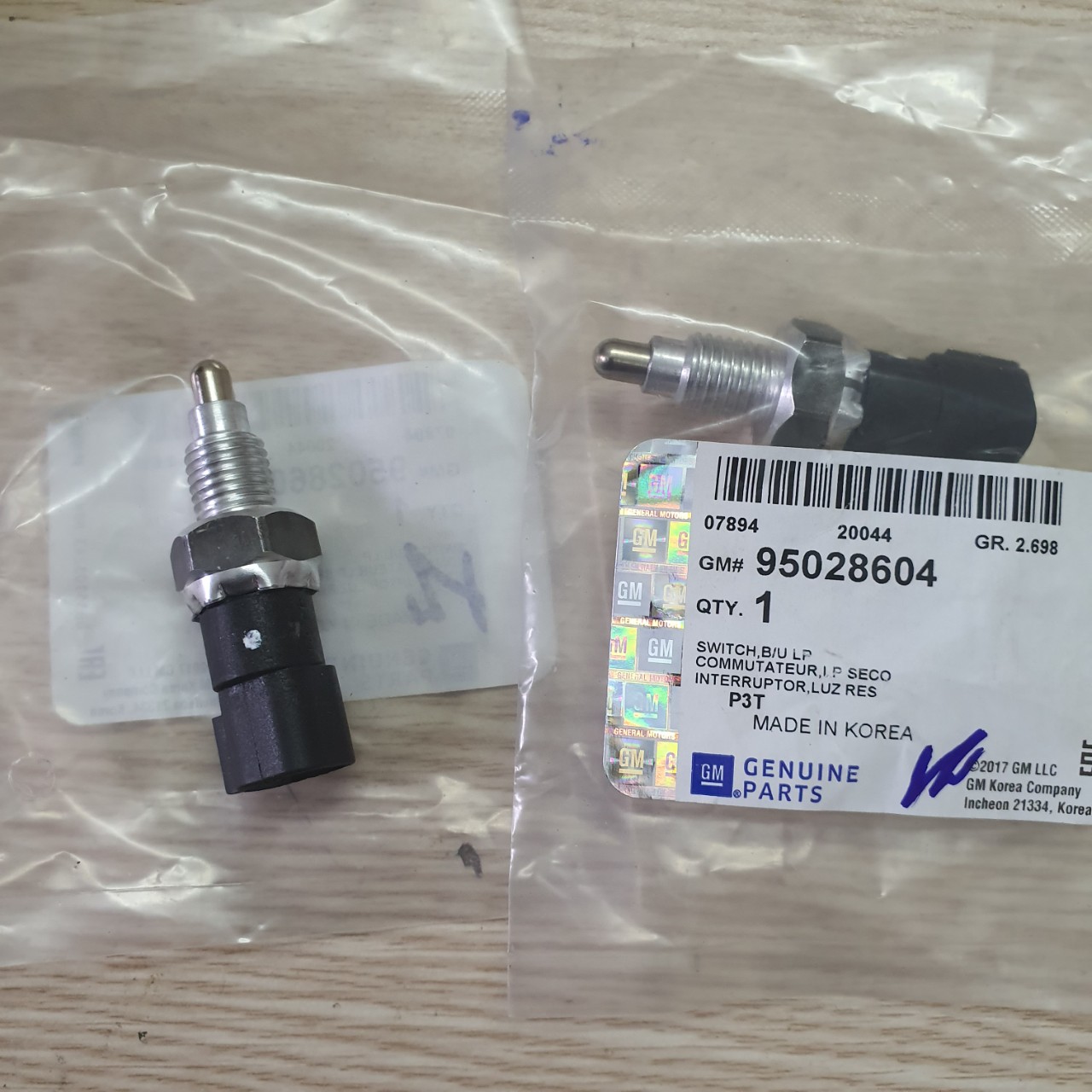 Công tắc báo lùi Cruze , lacetti nhập , Captiva