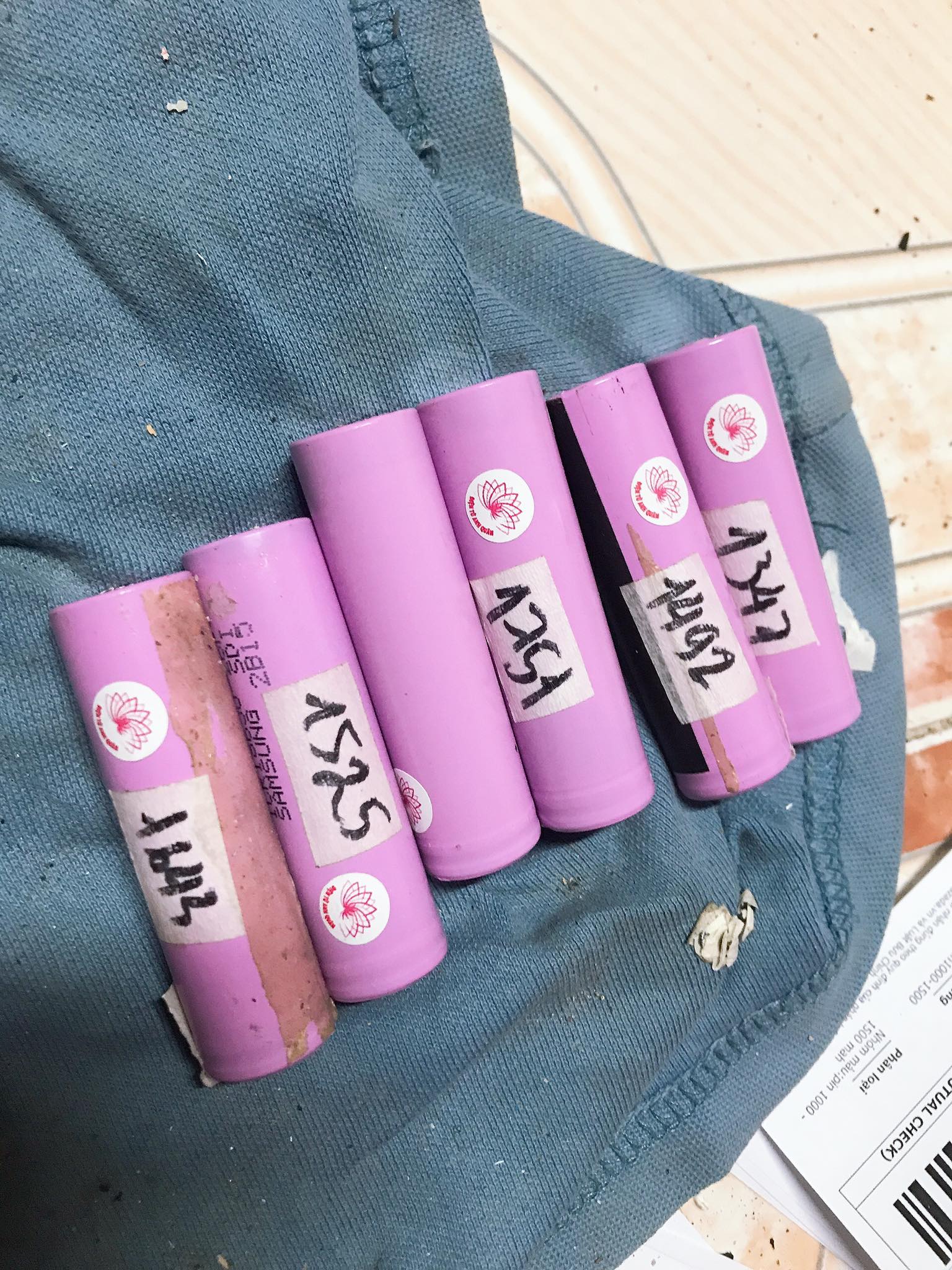 Combo pin 18650 dung lượng từ 1000-1500 mah ( 6 viên ).