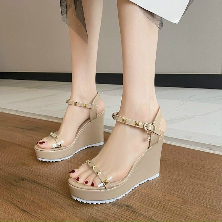 Sandal nữ đế xuồng đính đinh