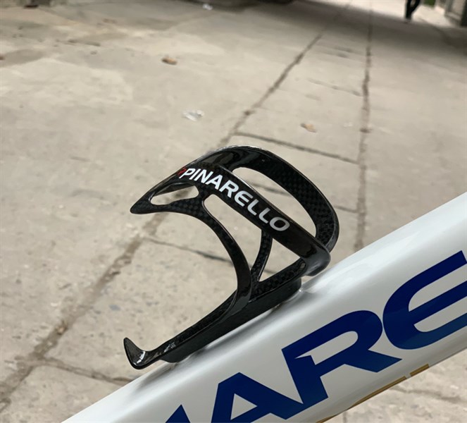 GỌNG BÌNH NƯỚC CARBON PINARELLO