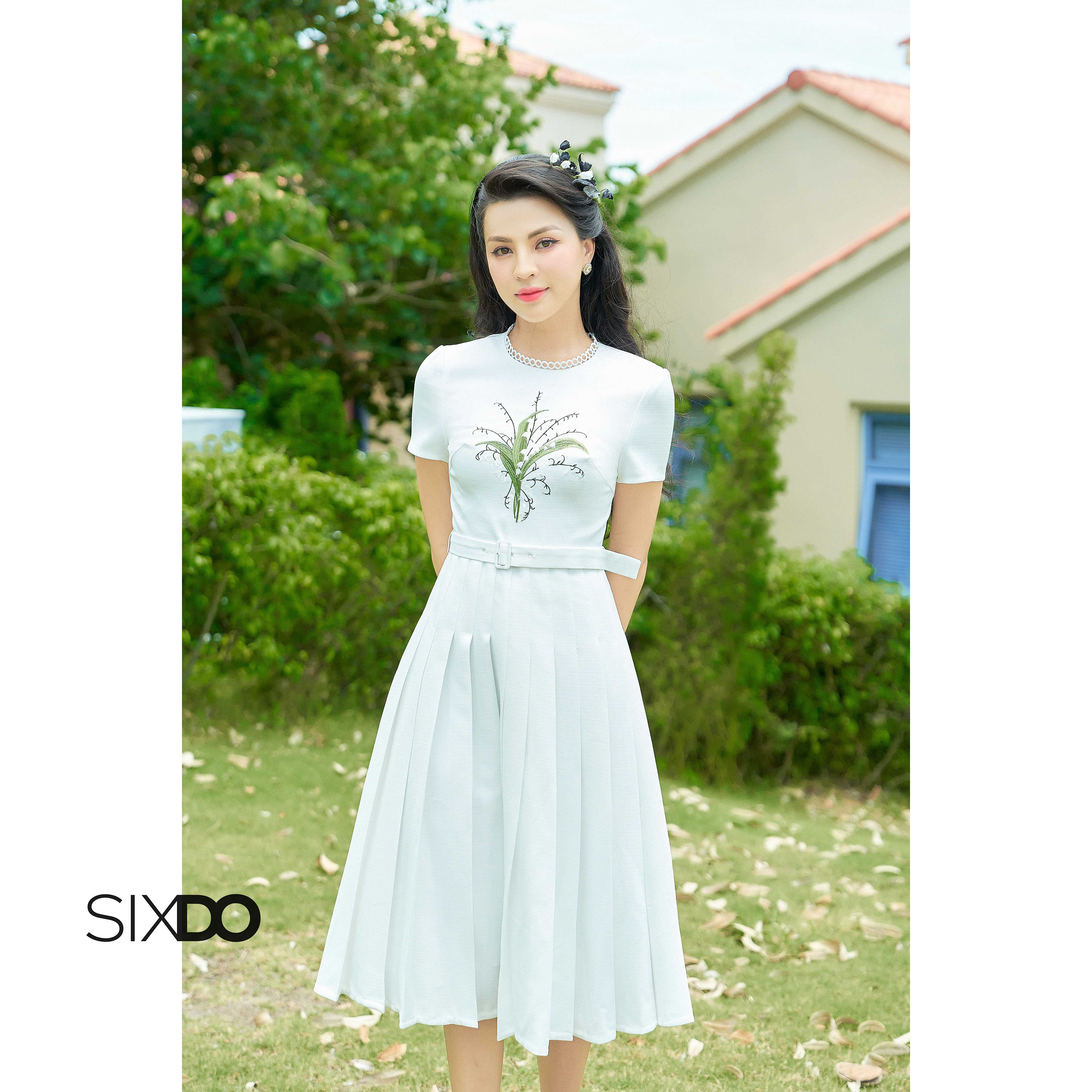 Đầm thô trắng xếp ly thêu hoa phối đai SIXDO
