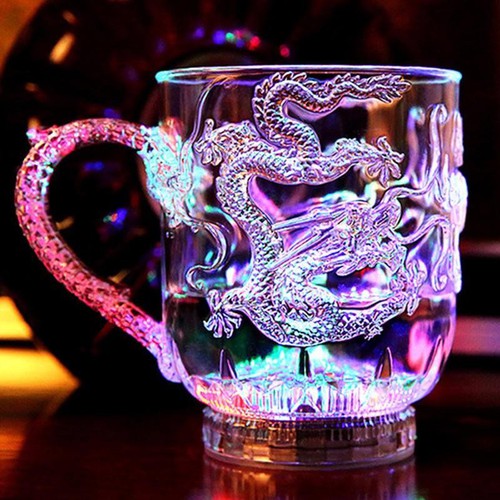 Ly uống nước hình rồng có tay cầm, đổ nước vào ly tự phát sáng