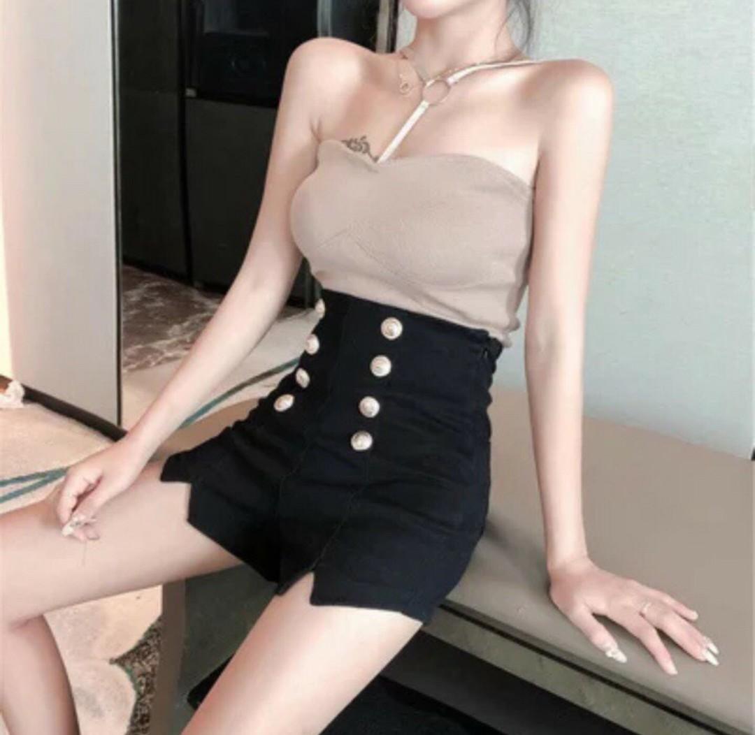 Quần short kaki lưng cao đính nút vàng LL