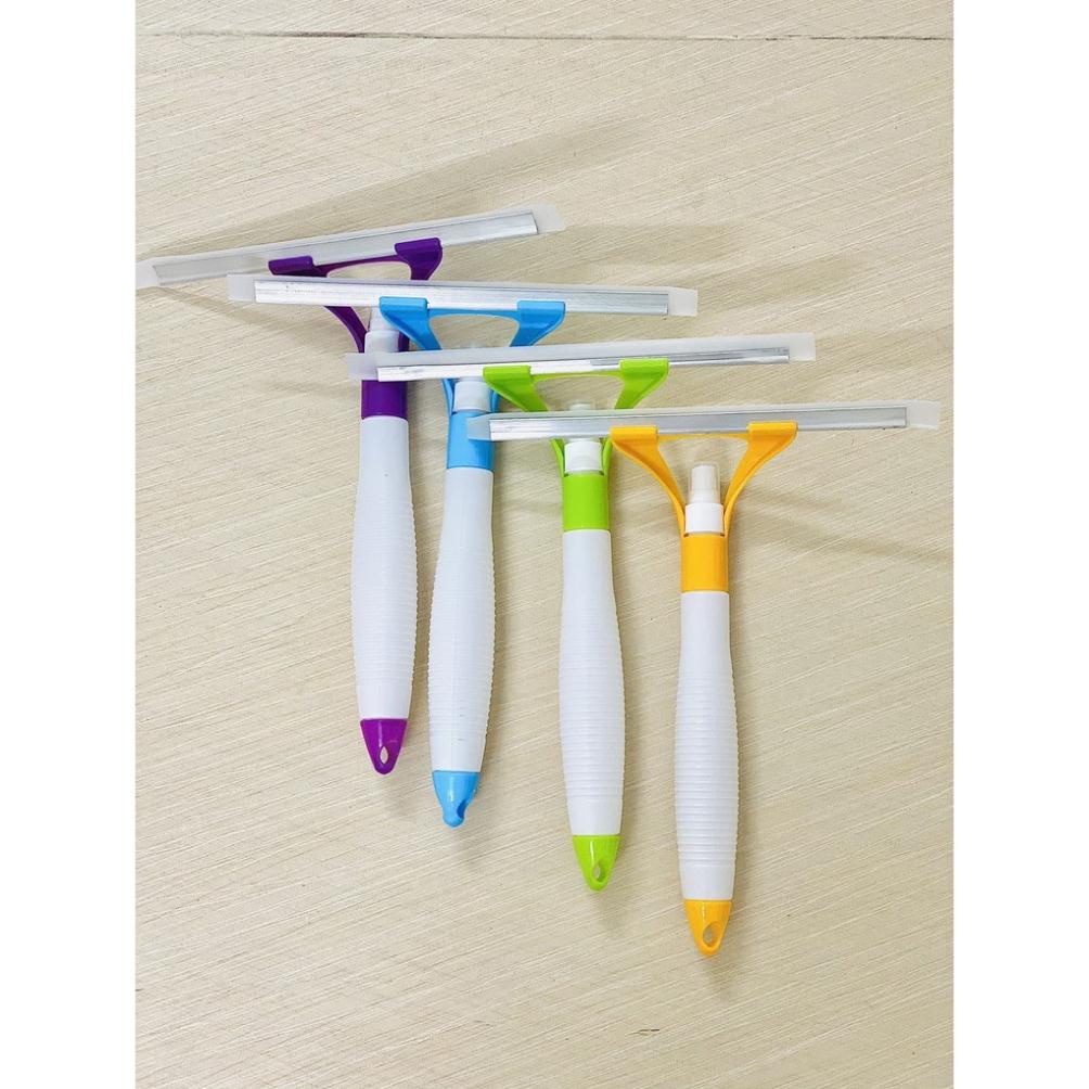 Gạt nước lau kính kèm bình xịt