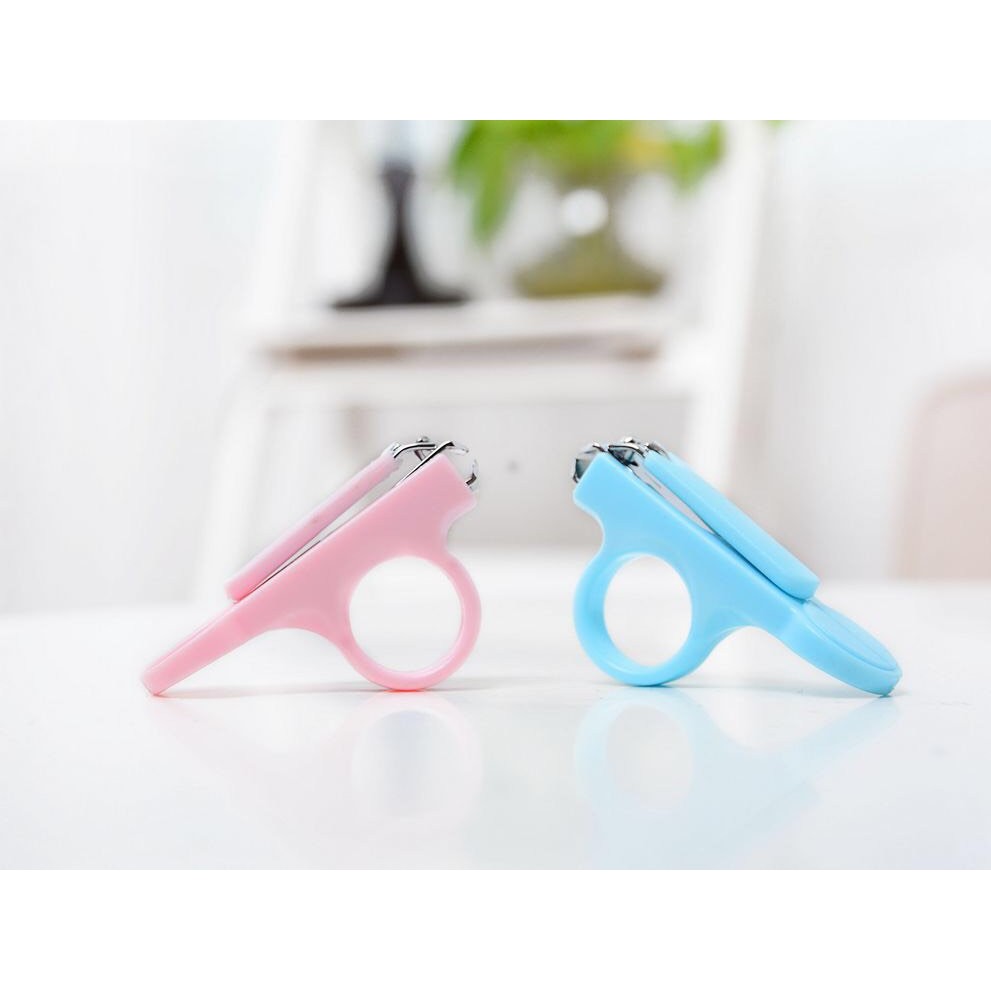 Bấm móng tay xỏ ngón cho bé trai bé gái