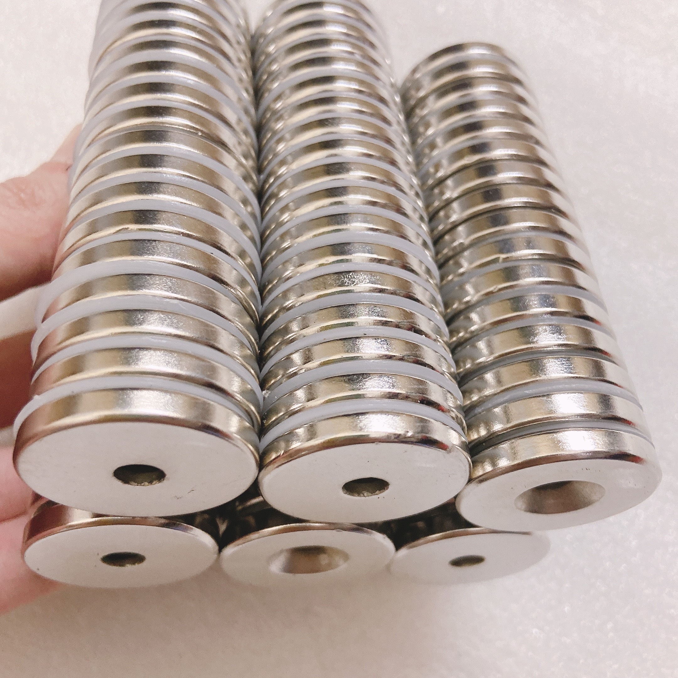 Nam châm viên 30x5 lỗ 6 ( hít bi sắt )