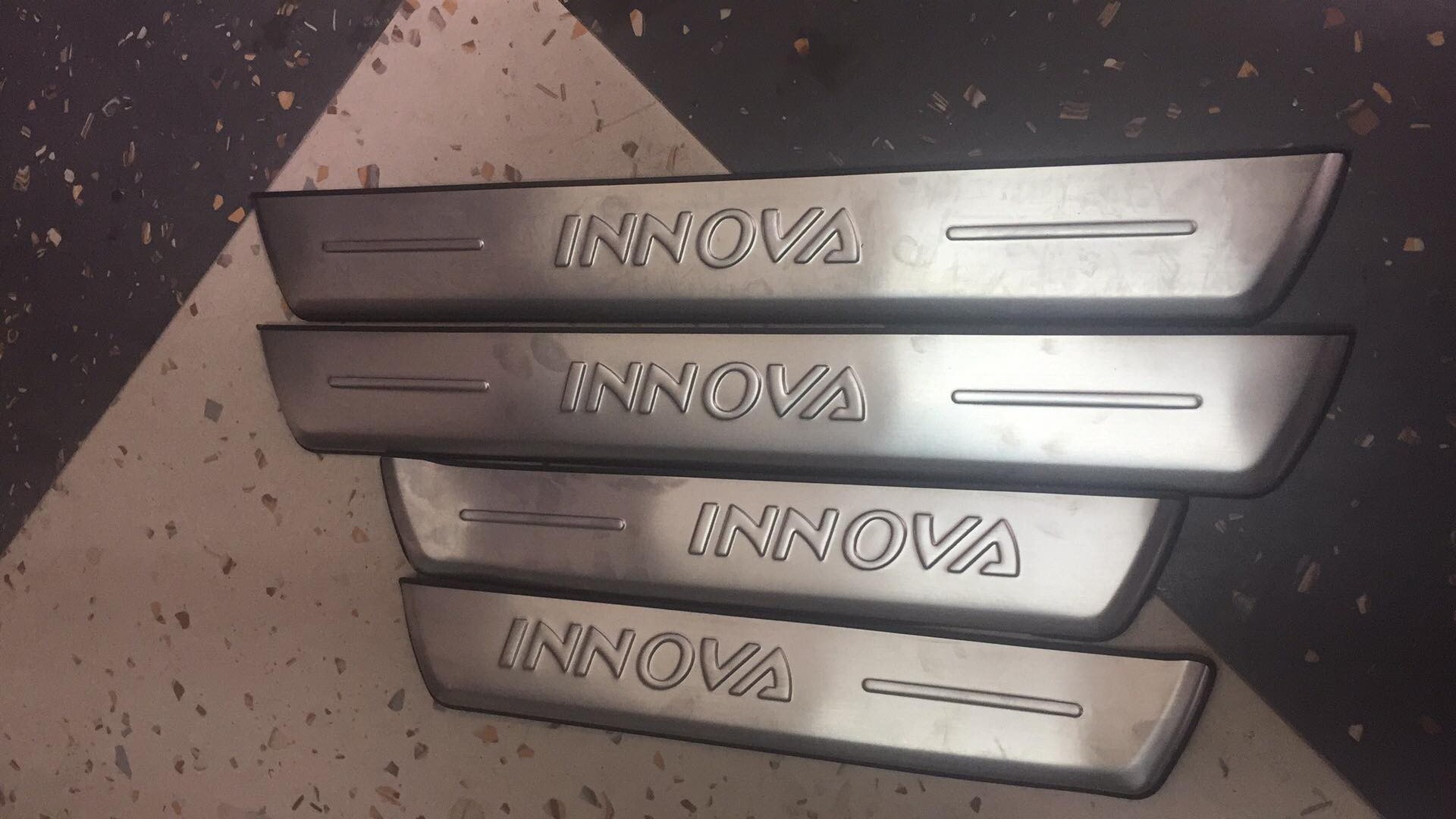 Bộ nẹp bước chân trong + ngoài inox  Innova form 2017-2022