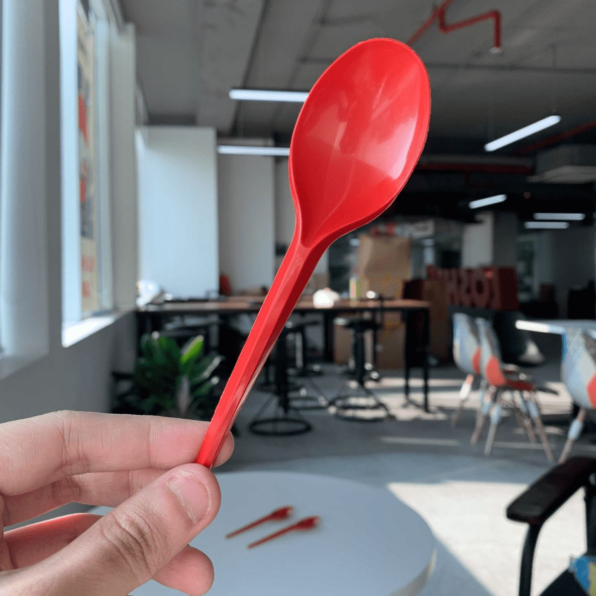 1.000 muỗng nhựa 15cm đỏ losupply - muỗng màu đỏ dành cho quán cơm, trà sữa dùng một lần- 10 bịch 1000 cái