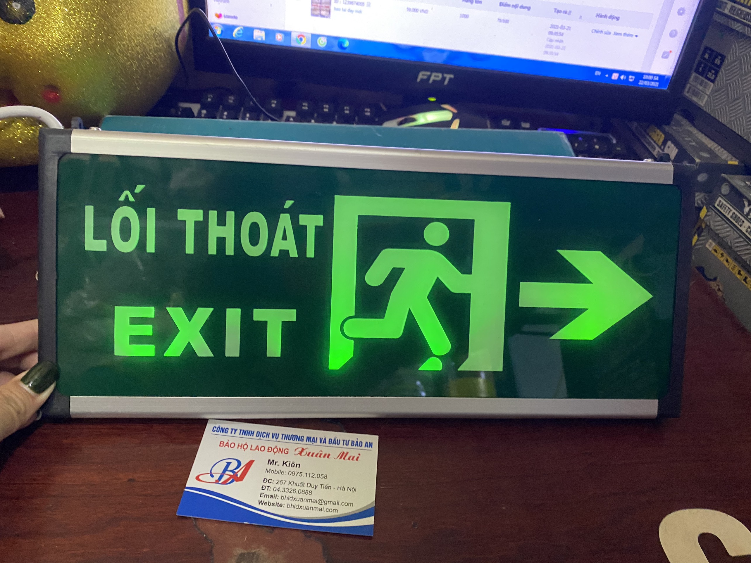 Đèn exit chỉ phải