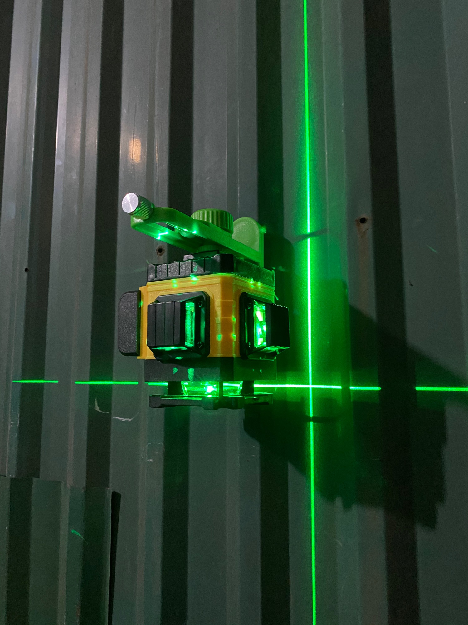 Máy cân mực laser DEWALT 12 tia xanh điều khiển từ xa