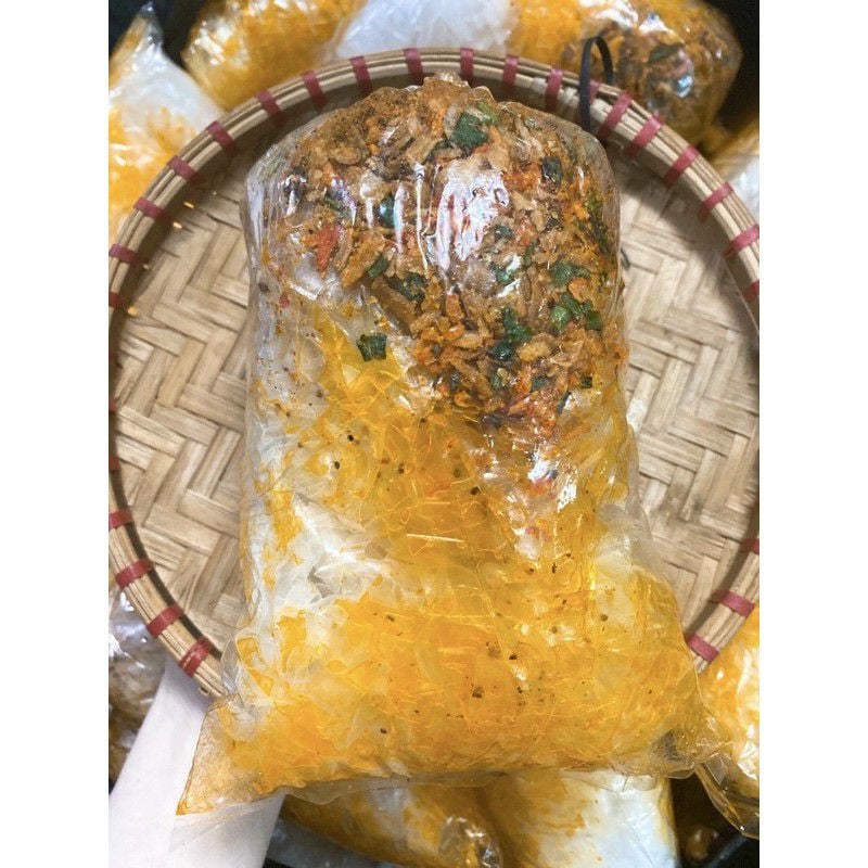 Bánh tráng trộn sate muối hành phi
