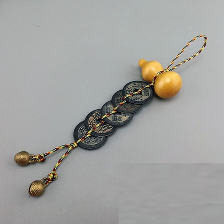 Xu ngũ đế, sợi dây treo phong thủy xỏ năm đồng tiền cổ của 5 vị Hoàng đế cường thịnh nhất triều đại nhà Thanh đó là: Thuận Trị, Khang Hy, Ung Chính, Càn Long và Gia Khánh; Đường kính đồng xu là 2.4cm - SP000207