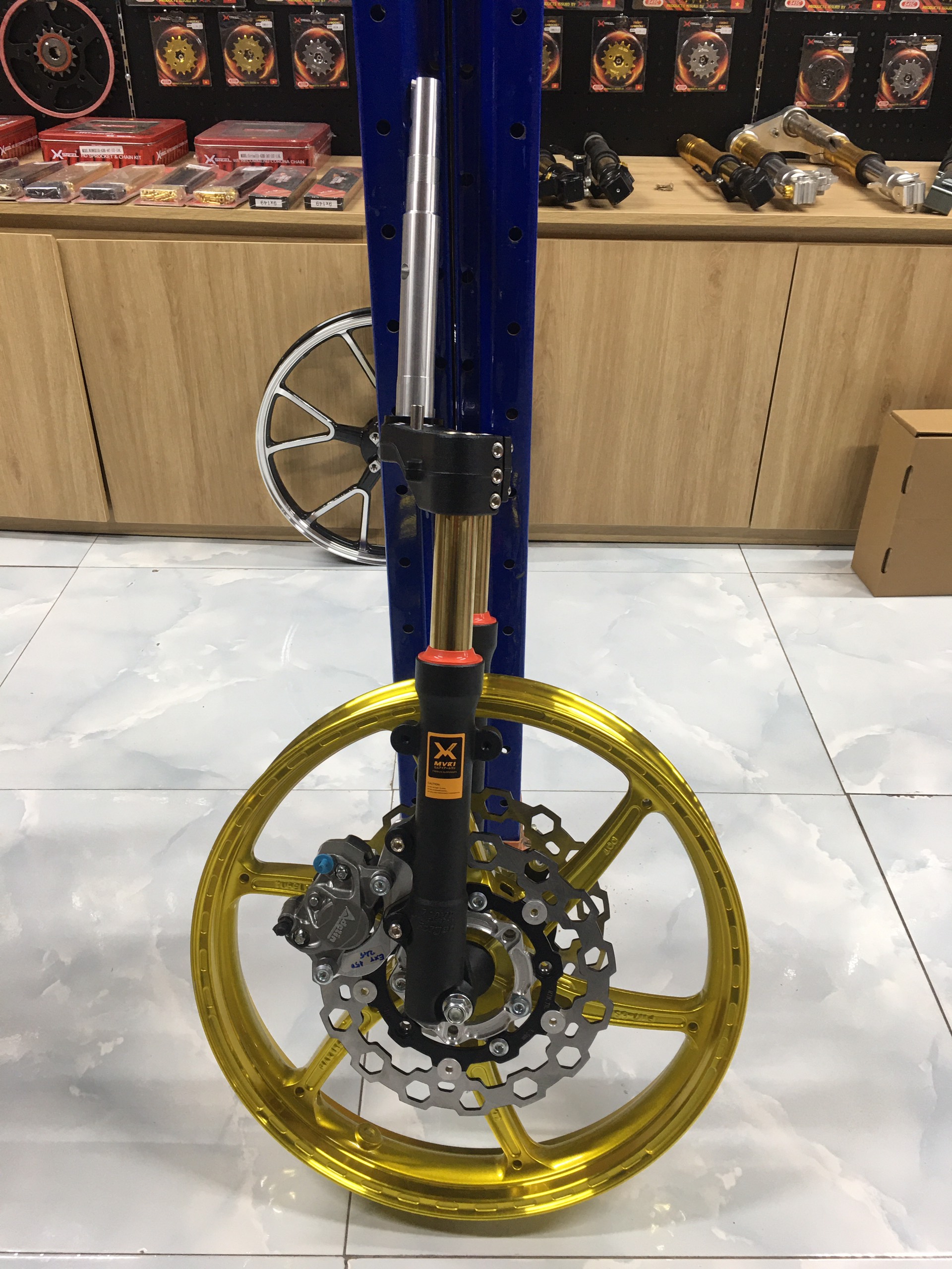 PHUỘC TRƯỚC 2 ĐĨA (x-MVR1 FORGED) CHO EXCITER 150 (MÀU ĐEN TY VÀNG) (ĐÃ GỒM CHẢNG BA CNC)
