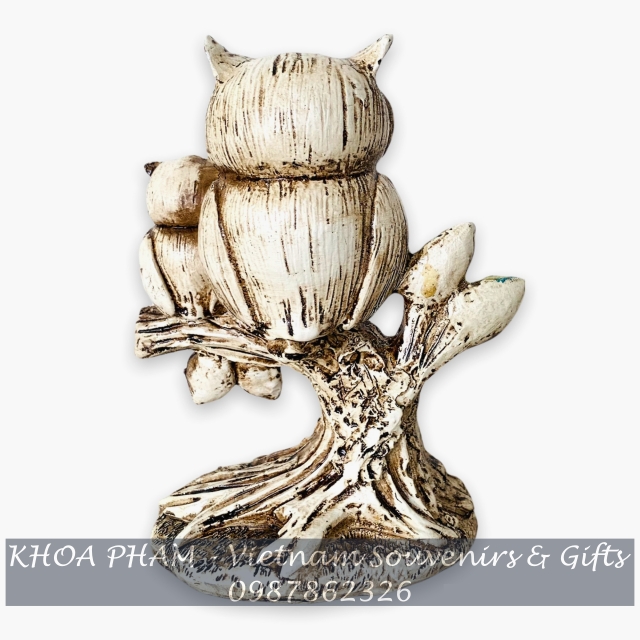 Bộ đôi chim cú mèo đậu cành cây cao thấp