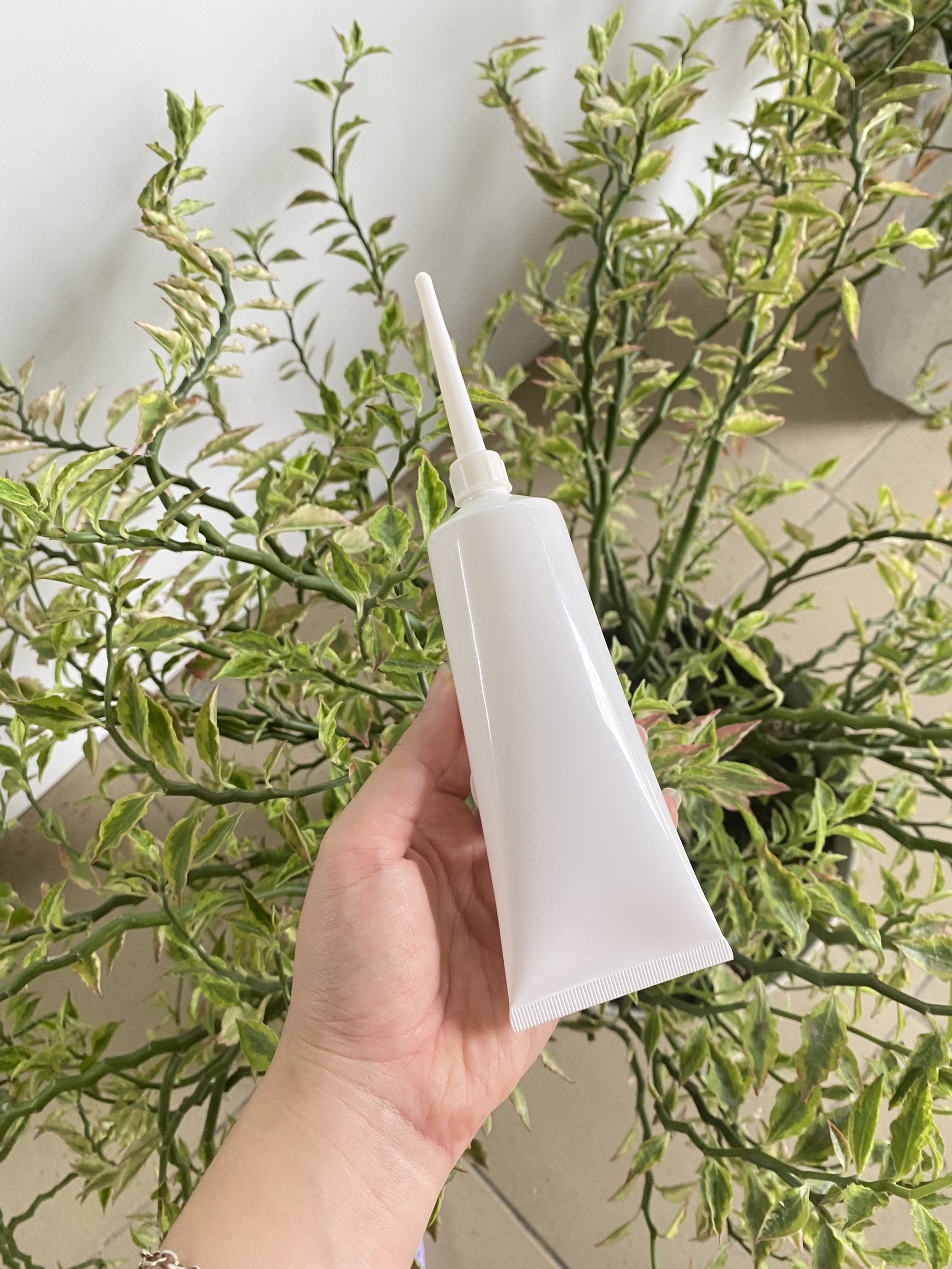 Tuýp nhựa nền trắng 120ml (Fi40) (Bộ nắp vặn và vòi)