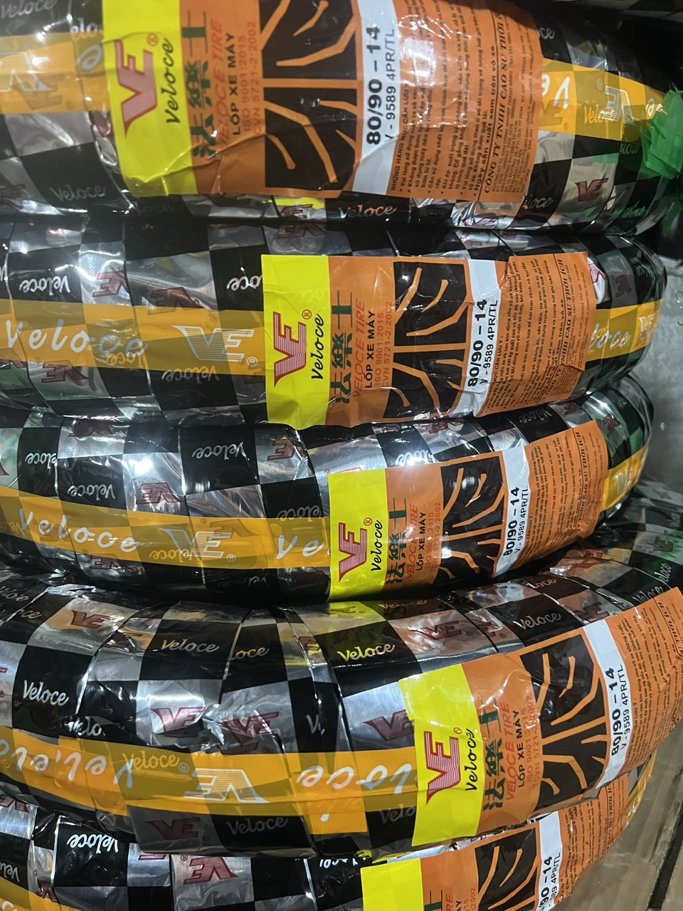 Vỏ trước aiblade ; vision 80/90-14 veloce không dùng ruôt