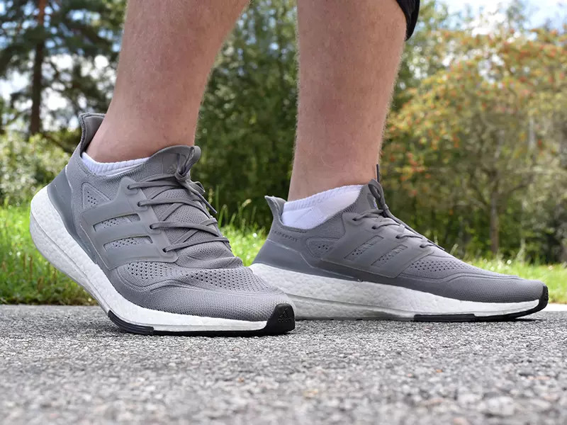 Giày running Ultra Boost 2021 Xám
