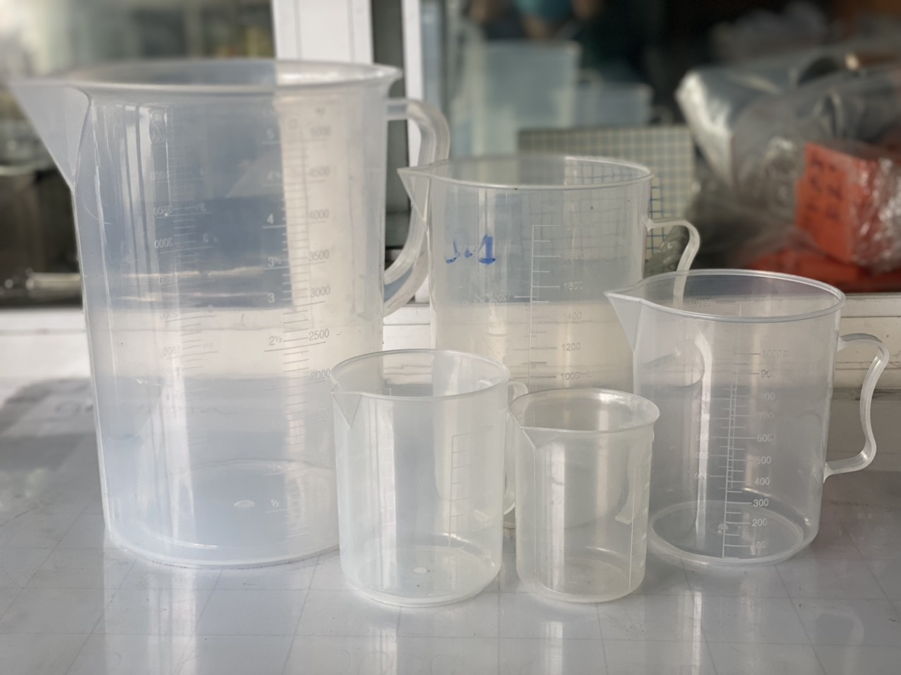 Ca nhựa trong có chia vạch