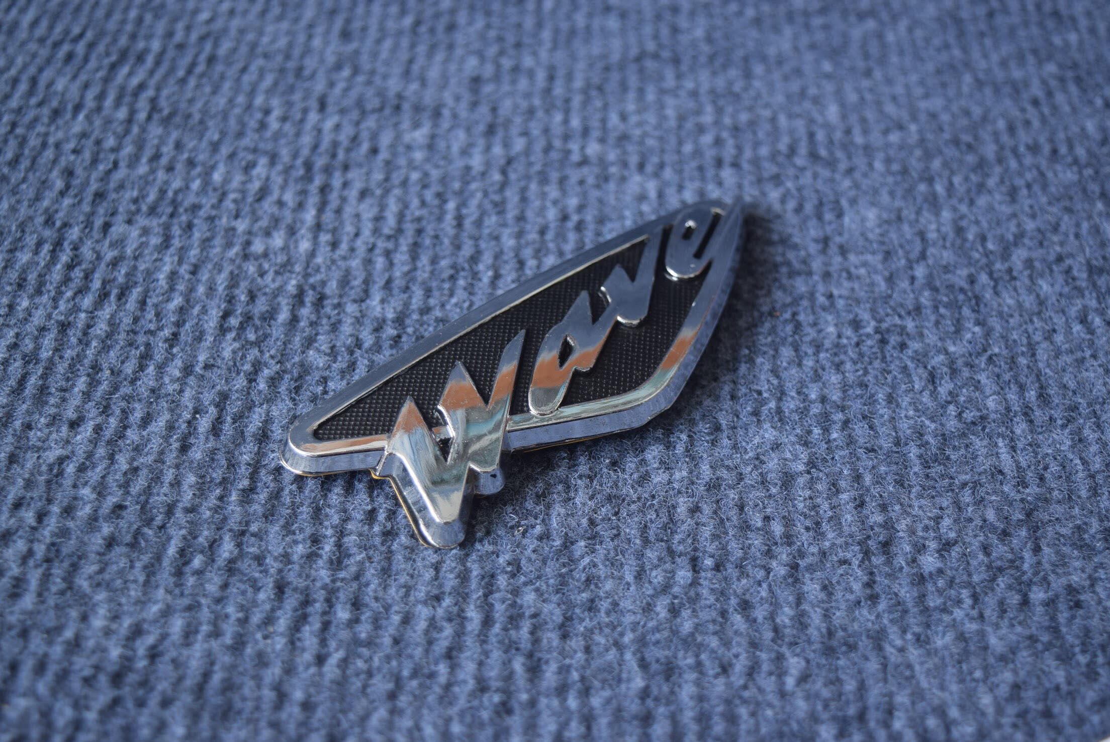 Tem logo nổi Wave dán trang trí.