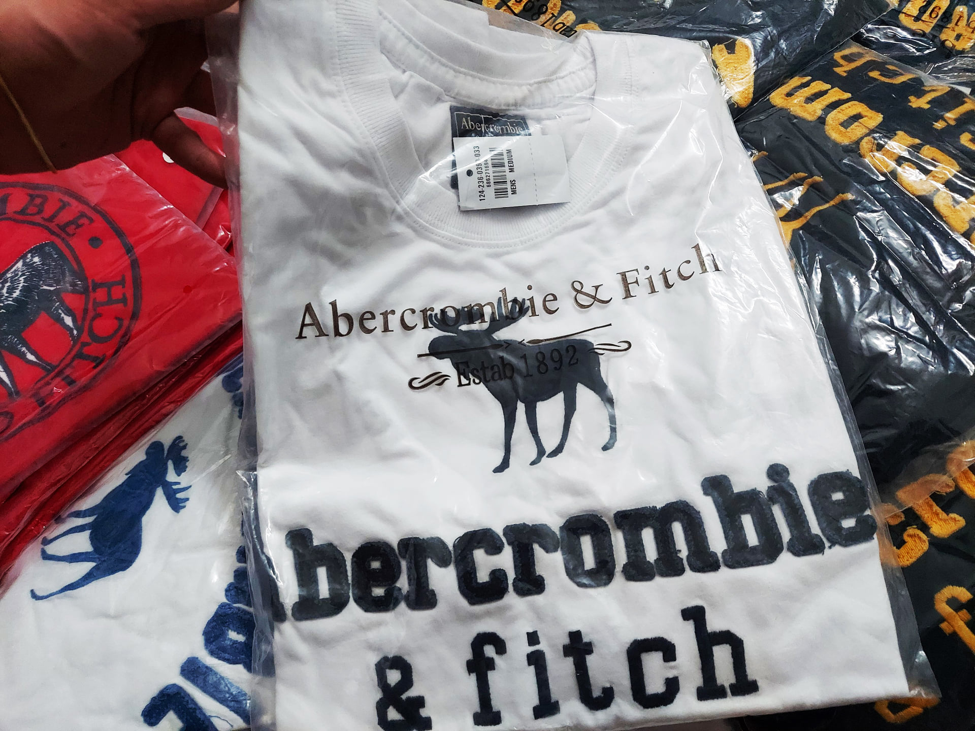 Áo thun Abercrombie White & Black new