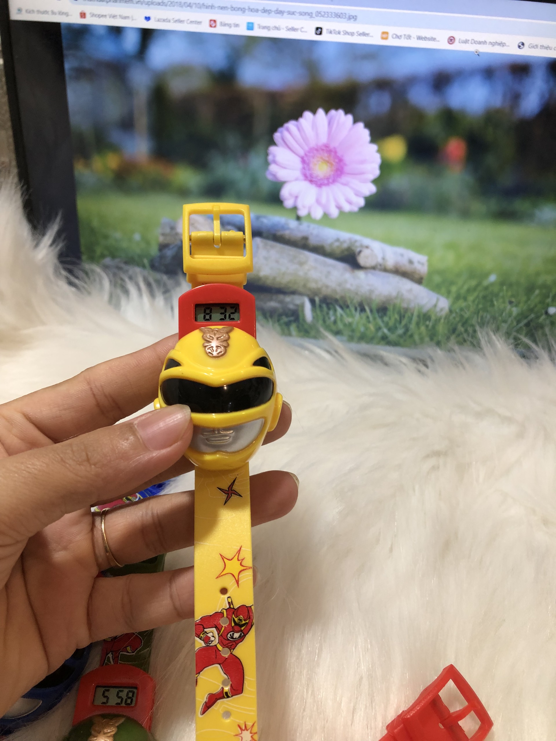 Đồng hồ bấm hình siêu nhân cho bé trai
