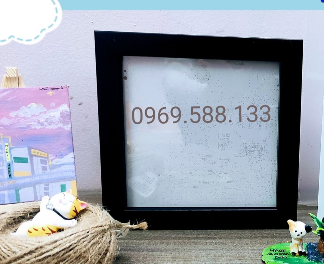 Khung ảnh vuông kích thước 25x25cm.TMặt khung bằng mica tặng kèm đinh móc treo,