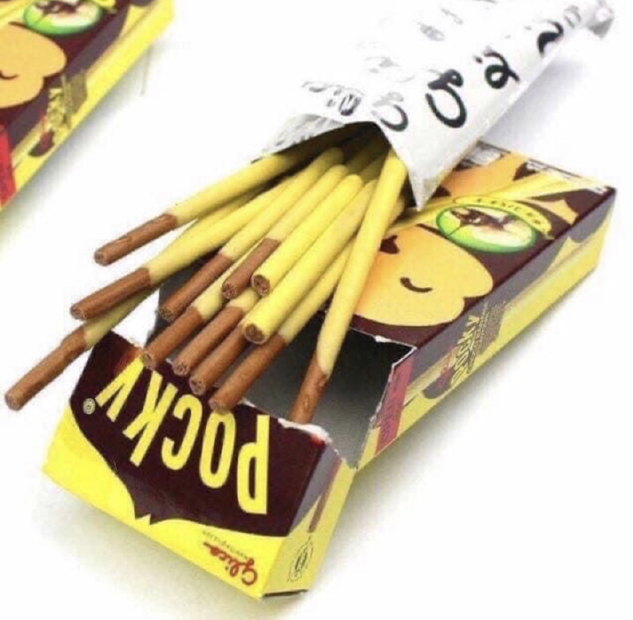 01 Hộp Pocky Thái Lan ( vị chuối socola - dâu - socola )