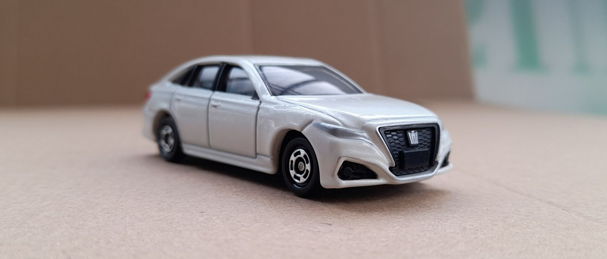Xe mô hình Tomica - Xe Toyota Crown màu trắng rất đẹp giá rẻ cho bé hay sưu tập