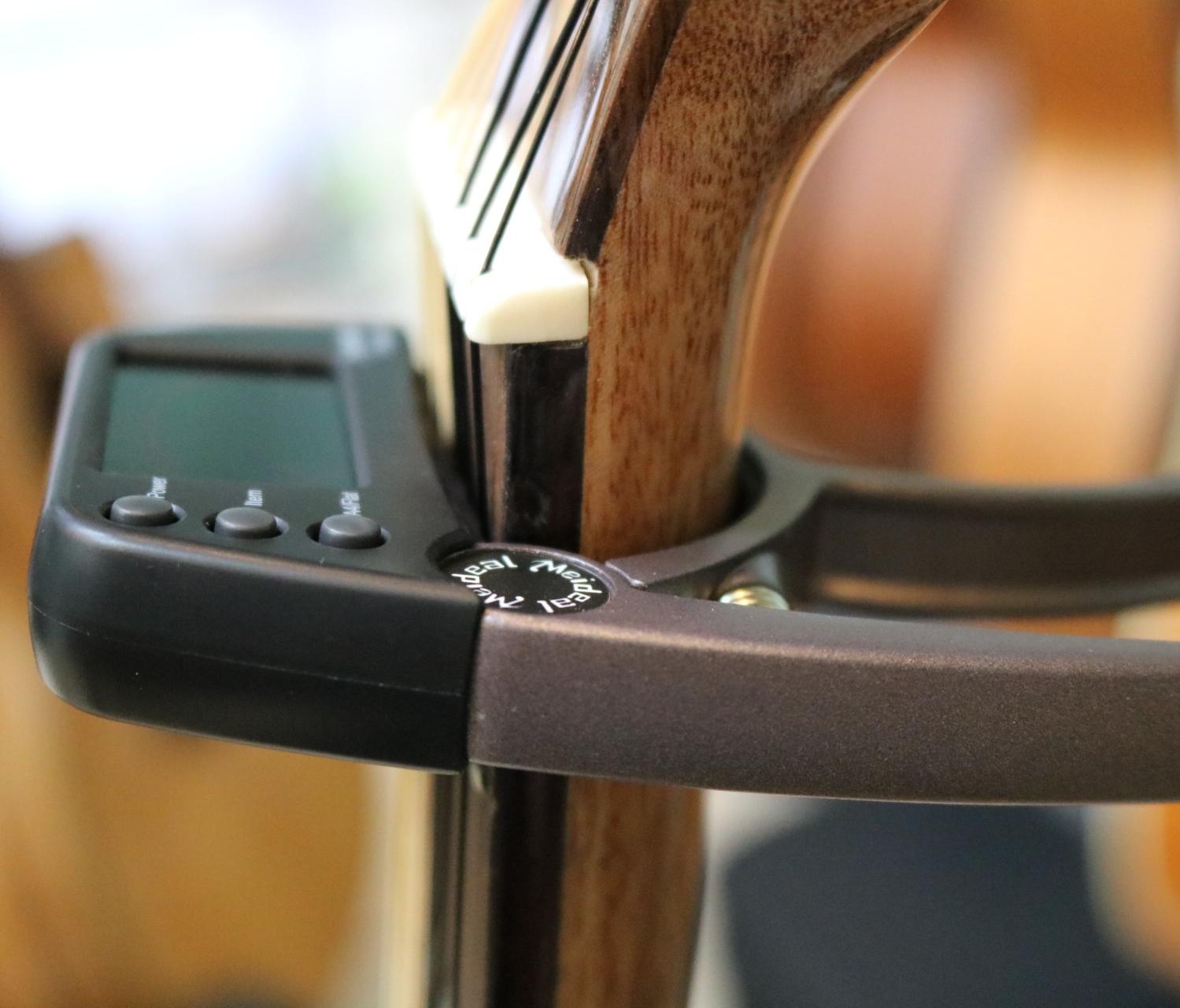 Capo Guitar có tích hợp Tuner lên dây đàn ( Capo Và Tuner Guitar )