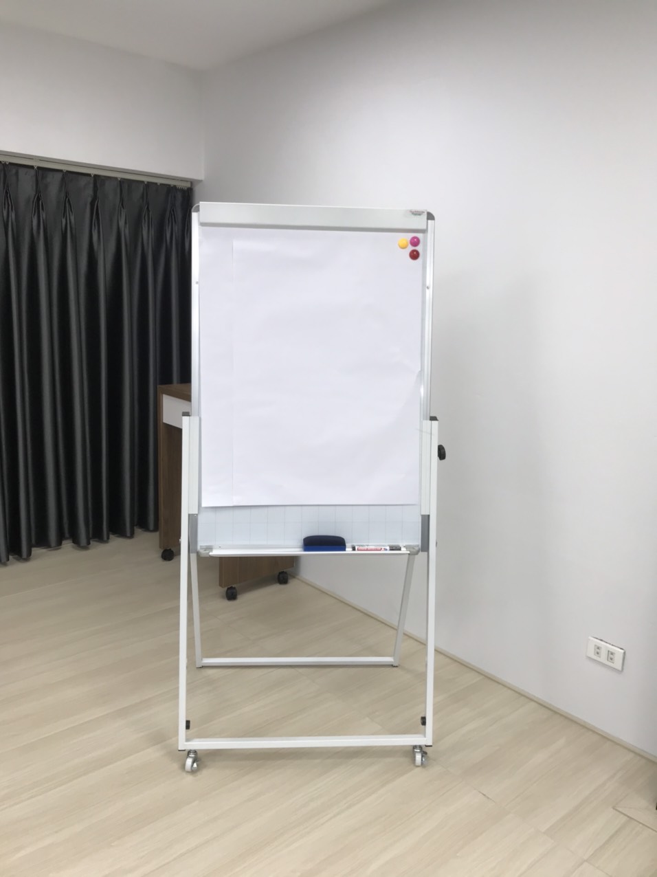 Bảng flipchart up side down - bảng hội thảo kẹp giấy