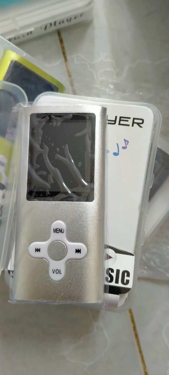 Máy Nghe Nhạc MP4 có cáp sạc đi kèm