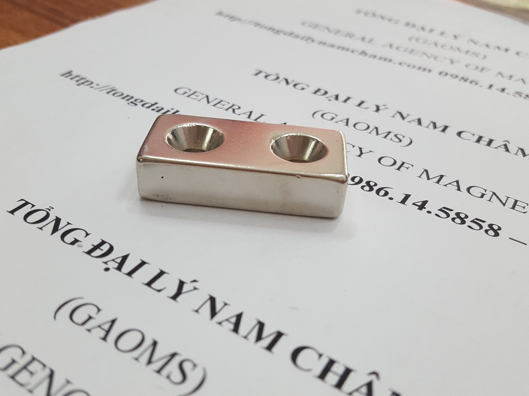 Nam châm 40x20x10mm có 2 lỗ vát