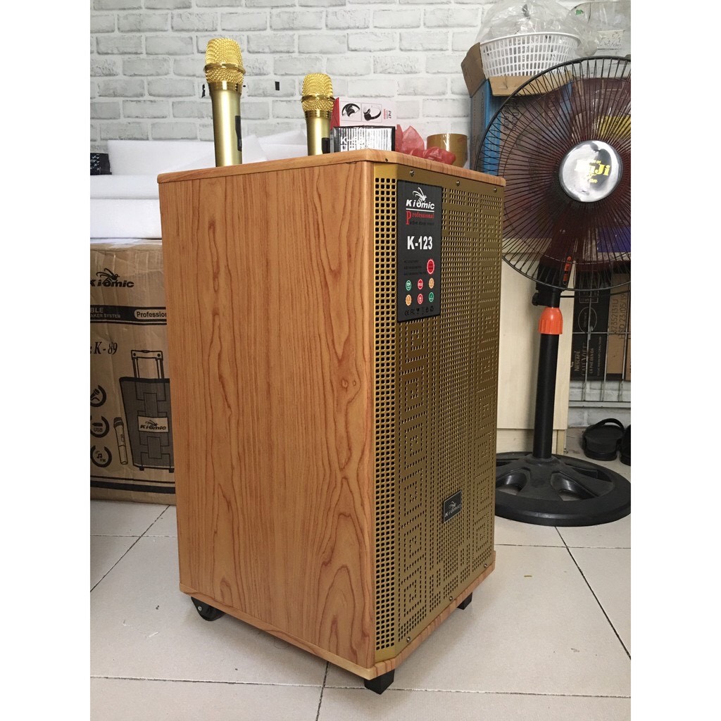 Loa kéo di động mẫu mới nhất, dòng loa chuyên hát karaoke siêu hay kích thước loa to bass khủng tặng kèm 2 mic không dây cao cấp hình thật sản phẩm