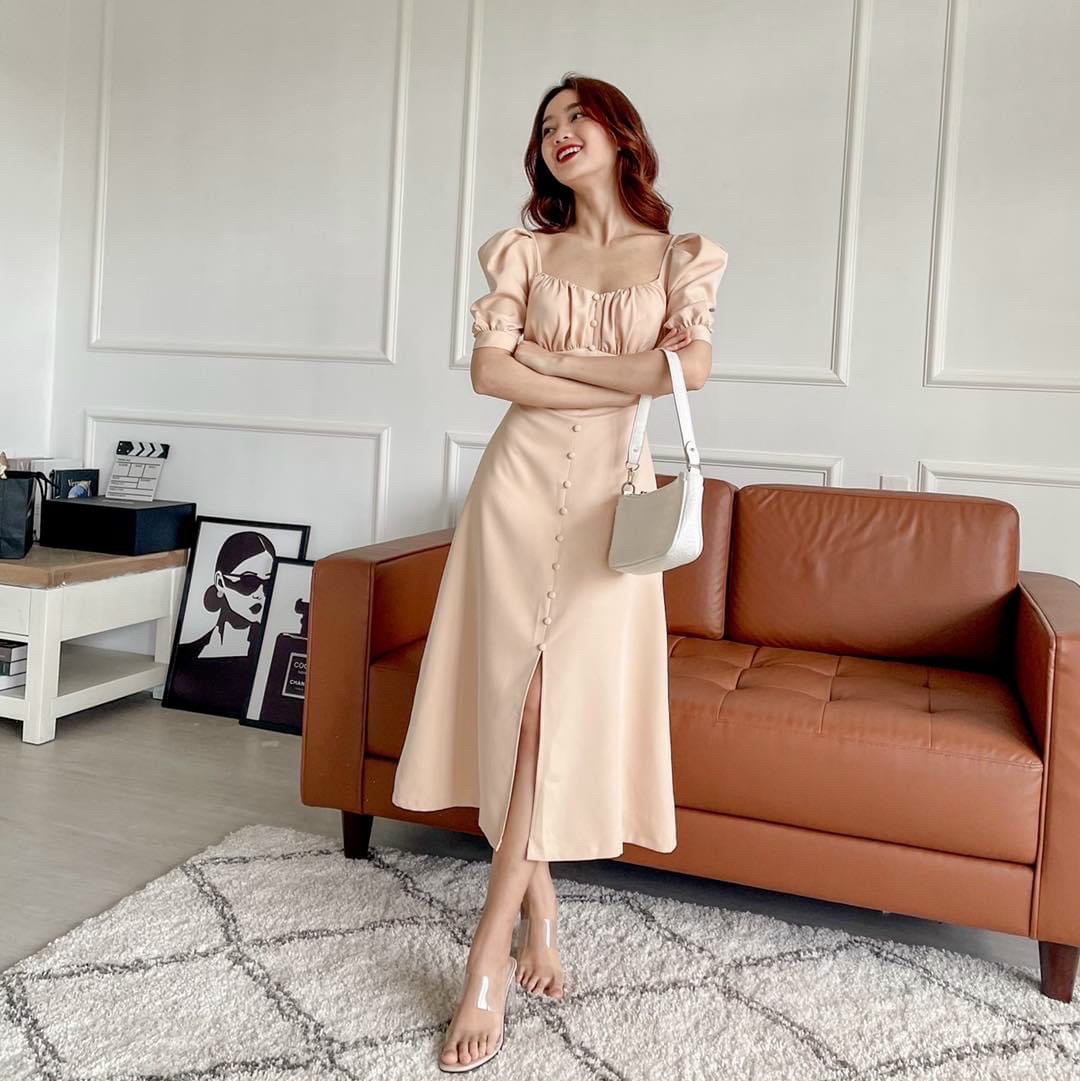 Đầm kem nhúng ngực nút trước