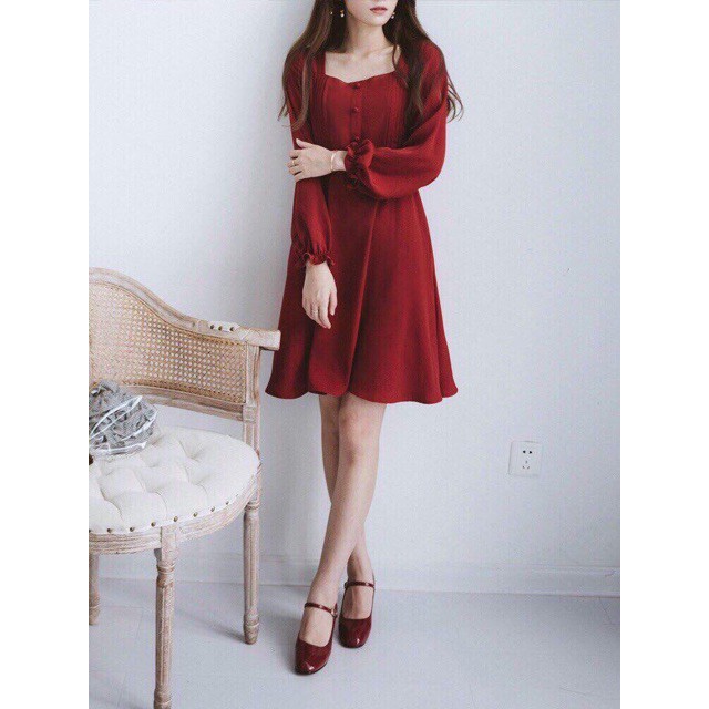 Đầm đỏ tay dài nút bọc